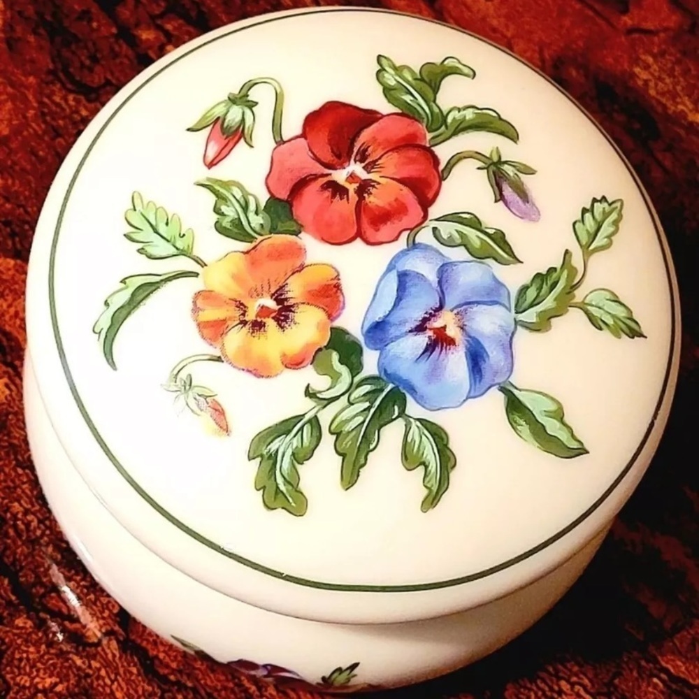 Vintage Pansy Floral Porcelain , trinket box, jewelry box, party lite T3